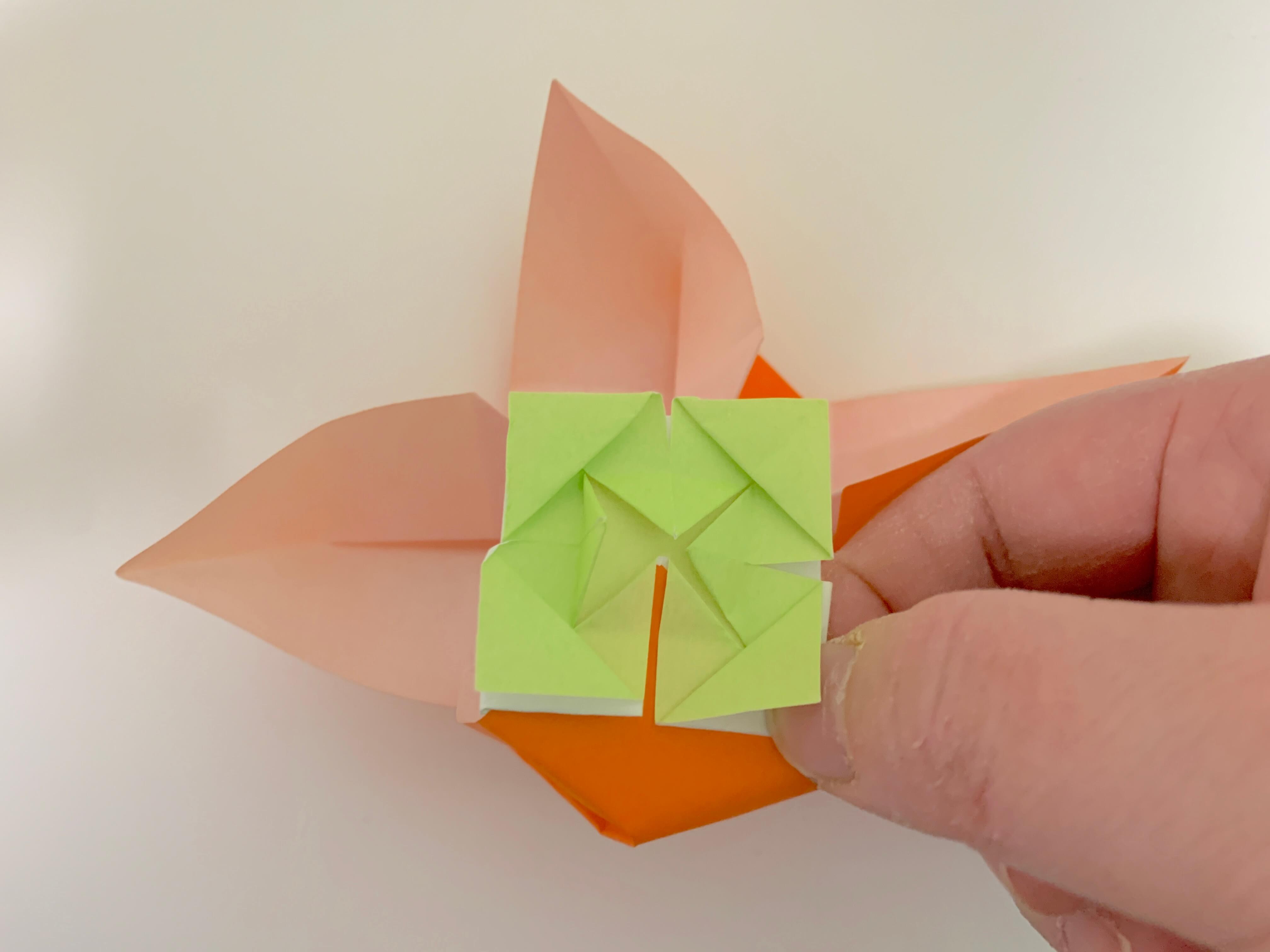 柿を折り紙で作ろう へたの部分が異なる折り方を4種類紹介 おりがみ部の記事一覧 おりがみ部 部活トップ バンダイによる 遊びと学びのココロ育むファミリーエンタメサイト 柿を折り紙で作ろう へたの部分が異なる折り方を4種類紹介 おりがみ部の記事一覧 おりがみ部 部活トップ バンダイによる 遊びと学びのココロ育むファミリーエンタメサイト